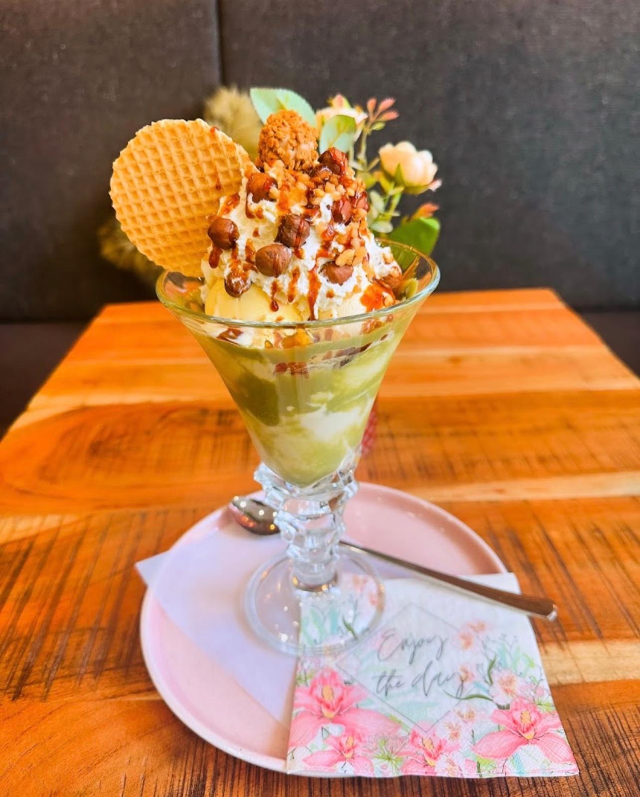 Pistazien-Becher mit Waffel und Blumen
